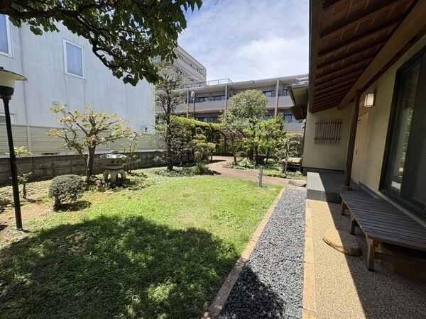 暖かな光が降り注ぐ、南向きの庭。お子様の外遊びや家庭菜園など多彩な用途で楽しめる、緑豊かな空間です。
