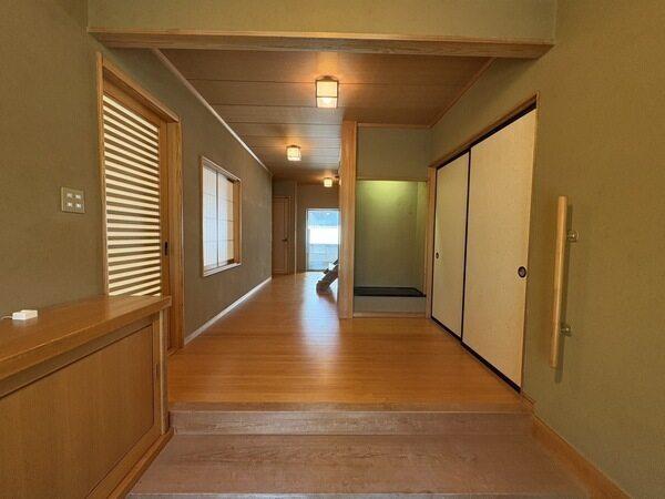 和の設えが印象的な、ゆったりとした玄関が訪れる人をやさしく迎えてくれます。下足入が備わっています。