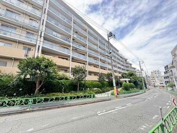 角住戸で東・北・西の3面バルコニーがあり、陽当り良好。収納が充実しており居住空間をすっきり保てます。