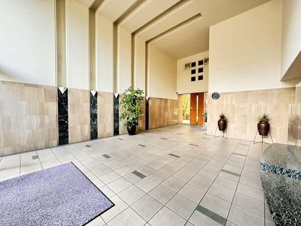 天井が高く開放的なロビーがお住まいの方やゲストを迎えます。洗練されたデザインが採用されています。