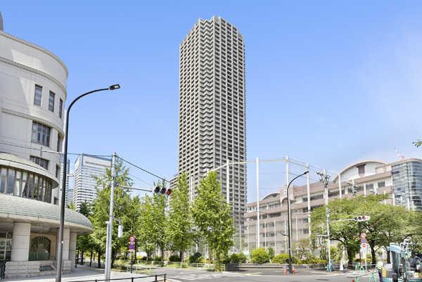 レストランや衣料品店、病院などが入っている大型複合施設「晴海トリトンスクエア」に隣接しています。