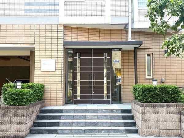 2004年8月築、総戸数32戸。大切な家族の一員であるペットと暮らせるマンションです(細則あり)。