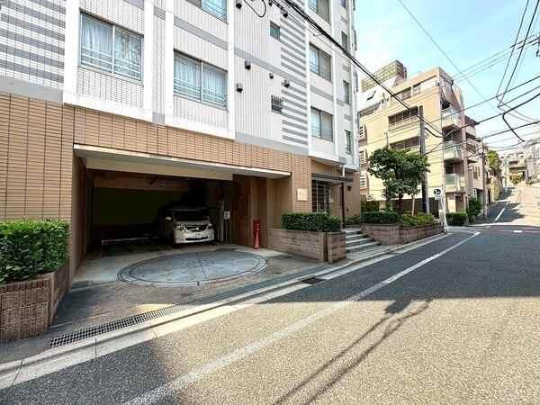 神田神社(神田明神)へ約400m、湯島聖堂へ約510m。歴史や文化の風情を身近に感じられる住環境。