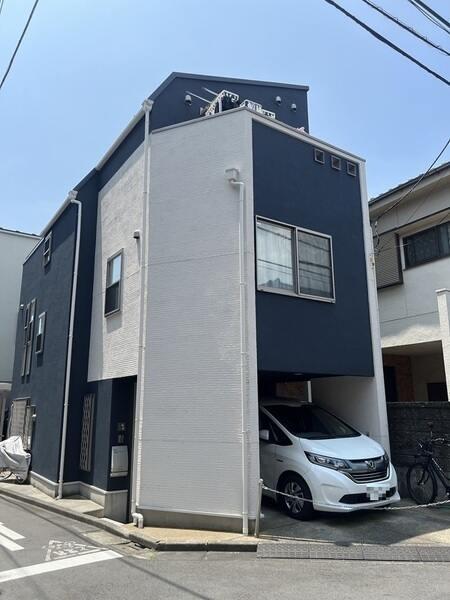 北東角地。1階部分に車庫が備わった(車種による)、3階建の住まい。2階・3階にバルコニー付きです。