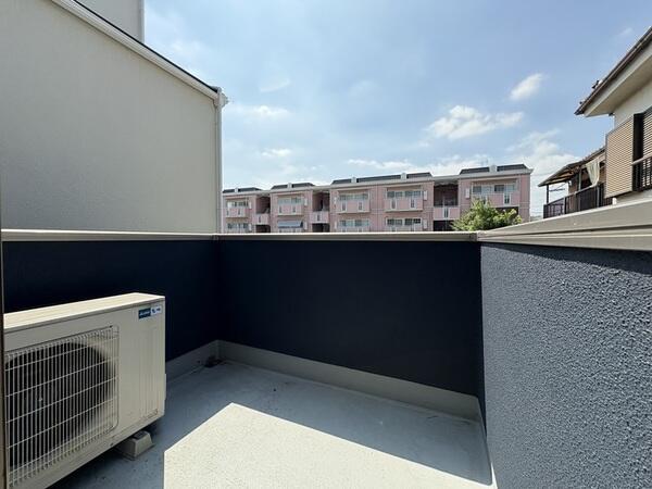 東側には窓が多く確保され、朝から爽やかな陽光が差し込みます。LDKは東、西、南の3面採光です。