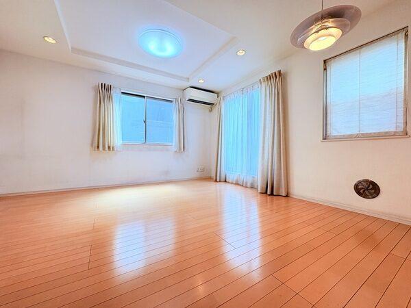 1階部分の窓には面格子が設置されており、防犯に配慮。1階、3階のトイレは窓付きで換気がしやすいです。