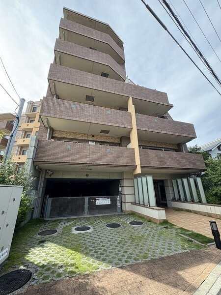 地上6階建1階部分、テラス・専用庭付き、開放感のある角住戸。2025年9月、室内リフォーム実施予定。