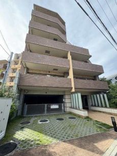 地上6階建1階部分、テラス・専用庭付き、開放感のある角住戸。2025年9月、室内リフォーム実施予定。