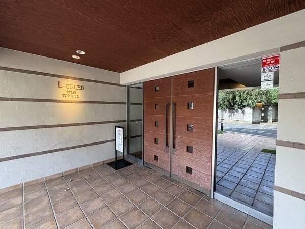 防犯面に配慮されたオートロック付きマンションです。共用部は管理会社によって日勤管理されています。