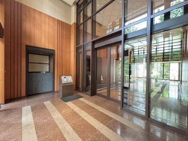 成城石井浜田山店まで約320m、デイリーヤマザキ浜田山駅前店まで約330m。買い物にも便利な立地。