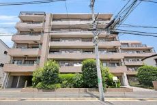 1996年7月築・RC造6階建、藤和不動産分譲マンション。京王線・小田急線の2駅2路線利用可能。