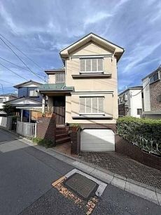 西武池袋線「中村橋」駅徒歩9分。第一種低層住居専用地域内、買物施設や小学校が徒歩圏内に揃います。