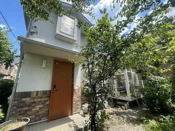 サンデッキ付きの住まい。地下には、約17.53帖の広々とした書庫が備わり、多彩な用途で活用可能です。