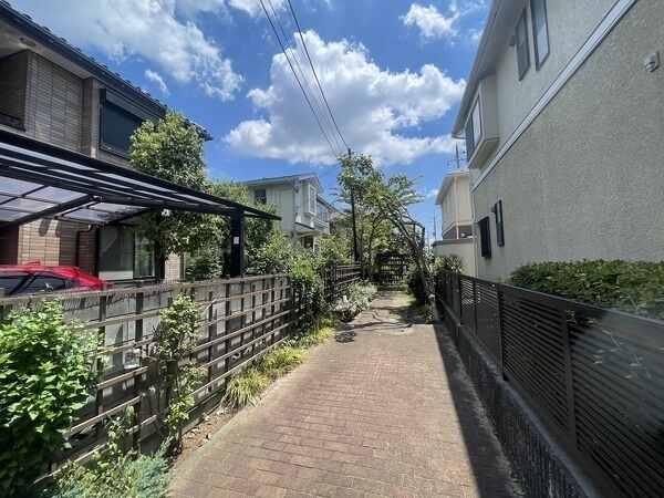 第一種低層住居専用地域内で、落ち着きのある暮らしが叶います。買い物施設や学校が徒歩圏内にあります。