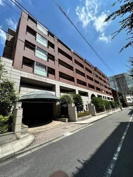 3路線が利用可能な「青山一丁目」駅へ徒歩4分。重厚感漂う外観デザインです。地上8階建、総戸数31戸。