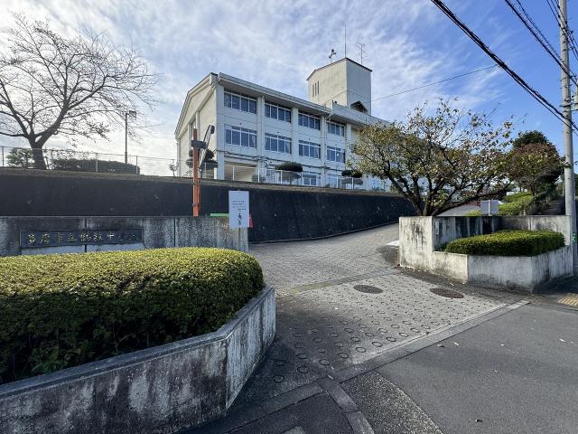 多摩市立鶴牧中学校 790m 写真撮影日：2025-05-01