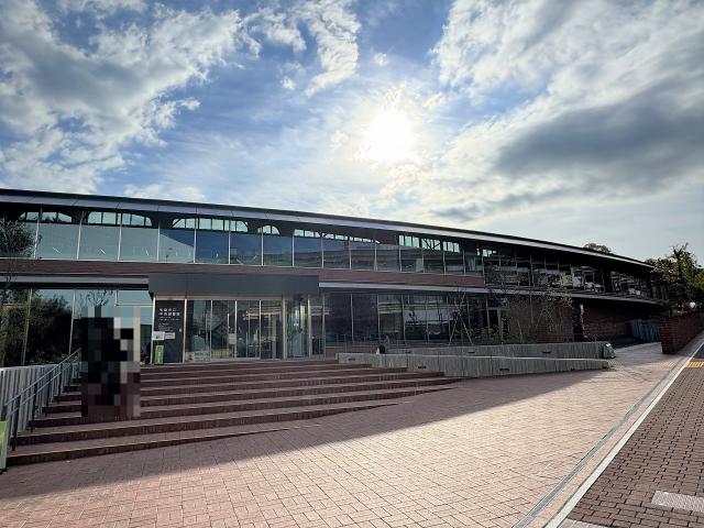 多摩市立中央図書館 700m 写真撮影日：2025-05-01