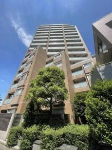 京王井の頭線「神泉」駅徒歩10分、東京メトロ千代田線「代々木公園」駅徒歩12分等、複数沿線利用可能。