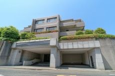 小田急線「代々木八幡」駅へ徒歩3分、東京メトロ千代田線「代々木公園」駅へ徒歩4分。閑静な住宅街です。