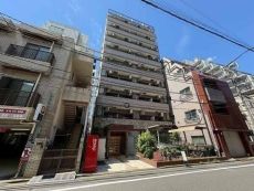 3駅2路線利用可能な好立地。オートロックなど防犯面に配慮されています。【現地外観】