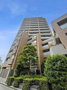 京王井の頭線「神泉」駅徒歩10分、東京メトロ千代田線「代々木公園」駅徒歩12分他、複数沿線利用可能。