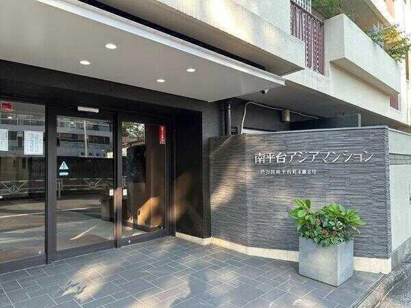 オートロックやモニター付きインターホンが採用されているマンションです。防犯面に配慮されています。