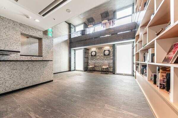 読書や談笑をしたりなど、住まう皆様が思い思いに過ごせる自由な共用空間。2層吹抜けが開放的です。