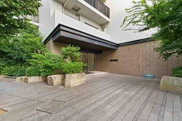 京王線「千歳烏山」駅徒歩4分。ダブルオートロック、モニタ付きインターホンが採用されています。