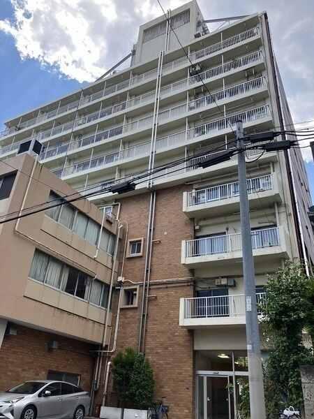 エントランス側から撮影の外観写真です。