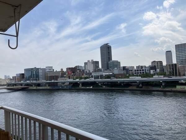 バルコニーからの眺望、隅田川を見渡すリバービューです。