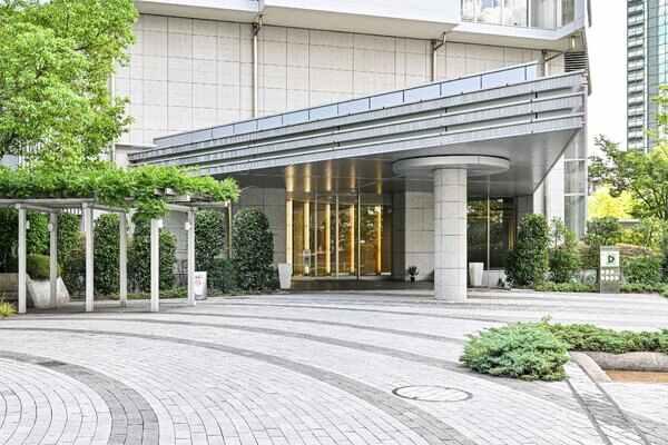 明るいエントランスが、暮らす方々やゲストを出迎えます。