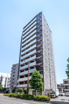 地上14階建・総戸数70戸のマンション外観