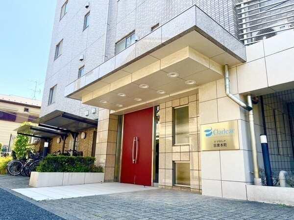 オートロック、モニタ付きインターホンが採用されています。管理会社による巡回管理のマンションです。