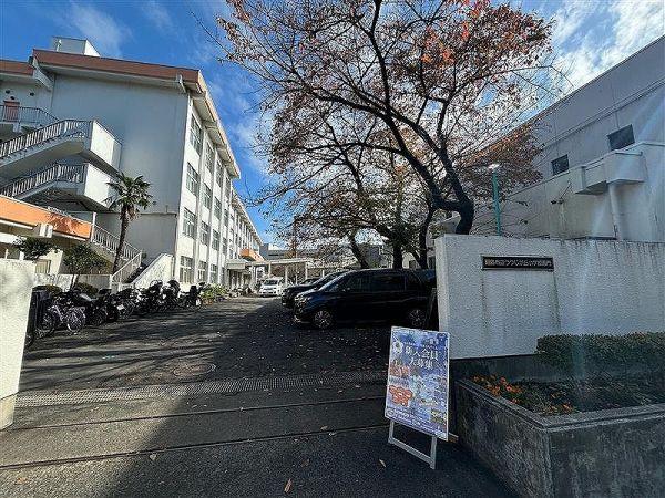昭島市つつじが丘小学校 950m 写真撮影日：2024-11-17