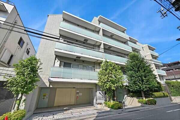 イタリアのデザイン会社「arflex」による街並みに調和する美しいマンションフォルム