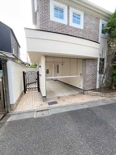 玄関アプローチ・シャッター付車庫