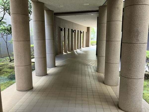 エントランスからエレベーターホールまでの共用廊下