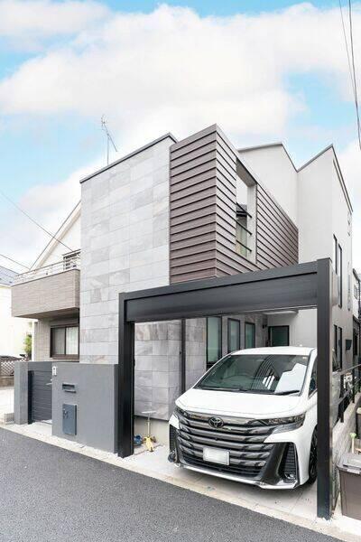 2019年5月築、スタイリッシュな外観が目を引く2階建戸建。東急田園都市線「桜新町」駅徒歩13分。