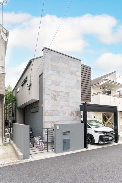 外からの視線が気になりにくい2階リビング採用。ロフトなどの収納が豊富で、住空間を広く使用できます。