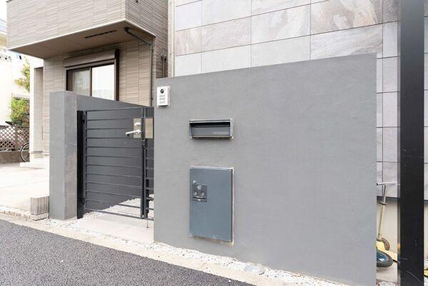 宅配ボックス・メールボックスは門塀埋め込み型ですっきりとした印象です。TVモニタ付きインターホン有。