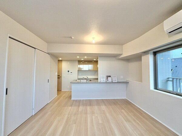 陽当り・通風・眺望良好な、5階・角住戸。LDは床暖房付き。隣室との一体利用で空間はさらに広がります。