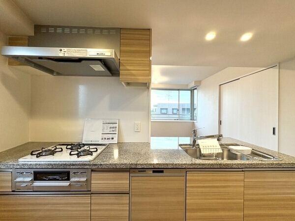 キッチンはLD全体が見渡せる対面式。家事負担を軽減する、食器洗乾燥機・ディスポーザー・浄水器搭載。