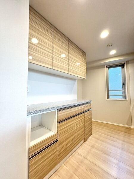 背面にはカップボードがあり、食器や調理器具がすっきりと片付きます。横には窓があり、自然換気可能です。