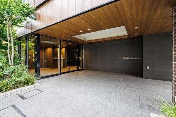 住まう方やゲストを迎えるエントランス。落ち着いた雰囲気の佇まいに、緑豊かな植栽が彩りを添えています。