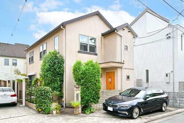 京王井の頭線「永福町」駅へ徒歩9分。落ち着いた住環境です。敷地内に駐車スペース有り(車種制限有)。