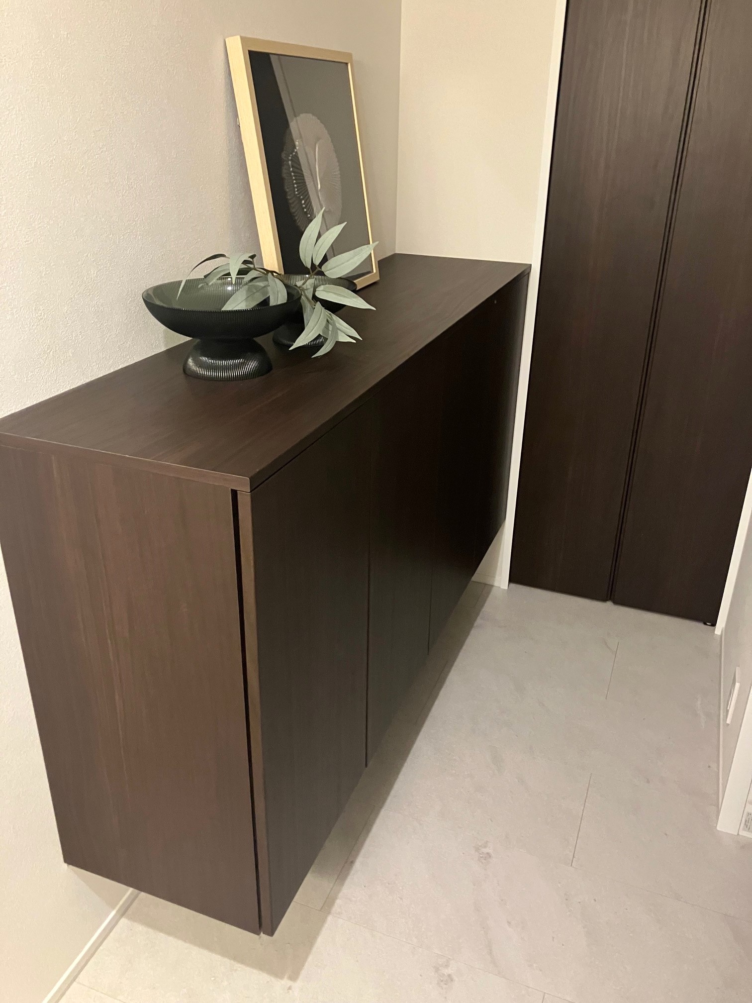 玄関ホールにはクローク付き！（2025年11月撮影）