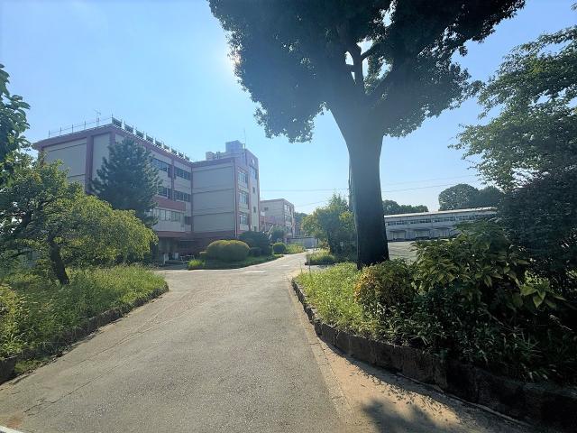 調布市立神代中学校 440m 写真撮影日：2025-09-08
