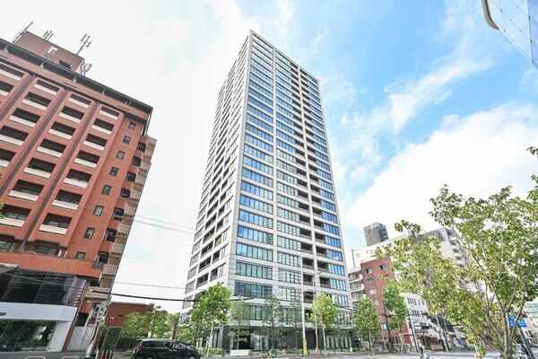 商業施設・文化施設などが融合する麻布台ヒルズ近接。地上29階建ての制震構造タワーマンション。