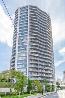 JR総武・中央緩行線「東中野」駅徒歩1分。複合商業施設「ユニゾンモール」とデッキで直結しています。