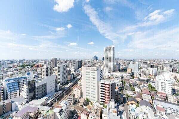 大空の下に広がっている駅周辺の景色です。晴れた日には、富士山を望める豊かな眺望が魅力です。